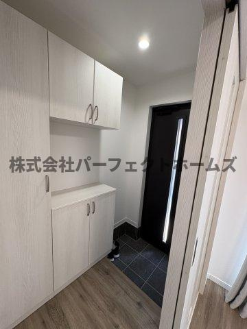 楠葉野田1丁目戸建　賃貸の玄関|明るい玄関です