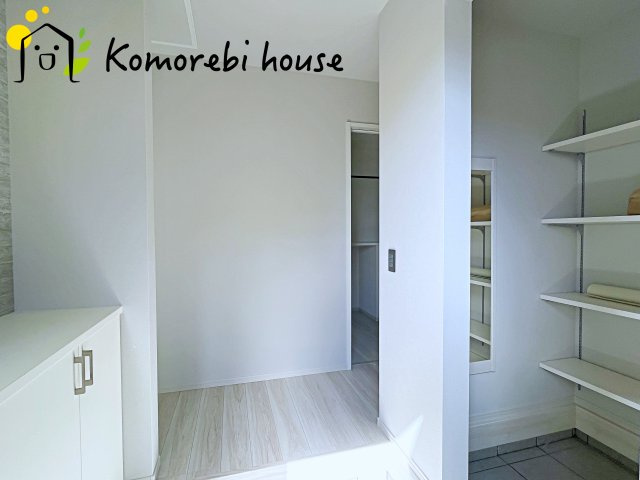 鴻巣市宮前　9期　新築一戸建て　リガーレ　01の玄関|収納もある玄関です