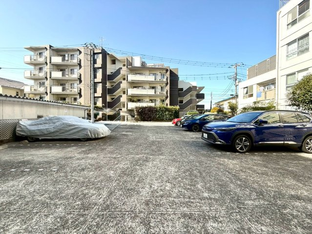 妙蓮寺コーポラスの駐車場|陽当たりと通風に恵まれた、心地よい住空間。