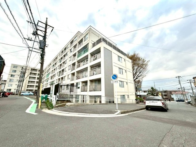 妙蓮寺コーポラスの外観|妙蓮寺駅徒歩9分、落ち着いた住宅街に佇む角部屋住戸。