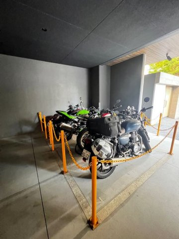 エンクレストALIVE白金の駐車場
