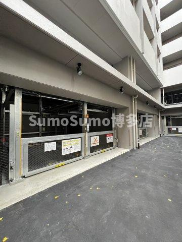 エンクレスト博多PARKSIDEの駐車場