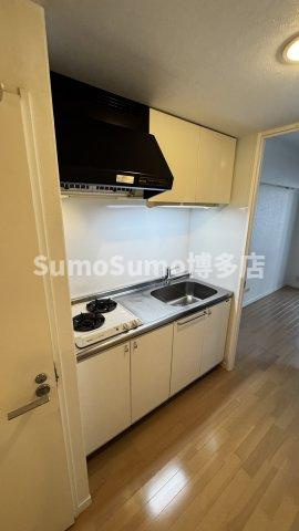 エンクレスト博多駅前Ⅲのキッチン|コンパクトなキッチンで掃除もラクラク