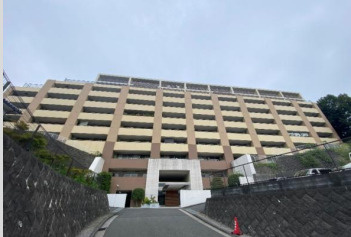 リステージ上大岡の外観|10階建ての重厚感あるマンションの外観になります。