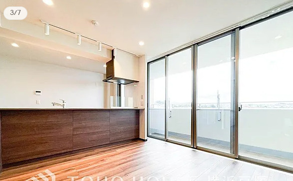 リステージ上大岡のキッチン|対面式のシステムキッチンになります。窓が大きくとってあり、キッチンからの眺望もスケールがありますね。