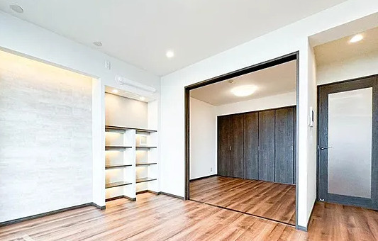 リステージ上大岡の居間・リビング|明るいゆとりのあるリビングになります。隣接の5帖の洋室の扉を開くとさらに広くなります。