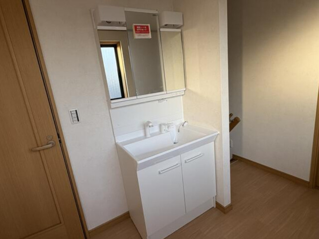 【独立洗面台】 | 大阪市東住吉区東田辺1丁目　中古戸建 | 3階ホールにも三面鏡付き洗面化粧台を設置。就寝前や起床後にすぐ使え、朝晩の移動を減らせます。生活リズムも整いますね！