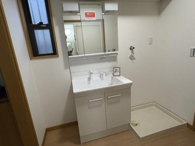 【独立洗面台】 | 大阪市東住吉区東田辺1丁目　中古戸建 | 1階に三面鏡付き洗面化粧台を採用。帰宅後の手洗い、うがいもスムーズに行えます！習慣化しやすそうですね。