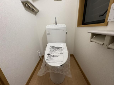 【トイレ】 | 大阪市東住吉区東田辺1丁目　中古戸建 | 寒い冬でも温かい便座と温水で快適にご使用いただける温水洗浄便座付トイレ。各階に設置し、朝の忙しい時間帯も混雑回避！