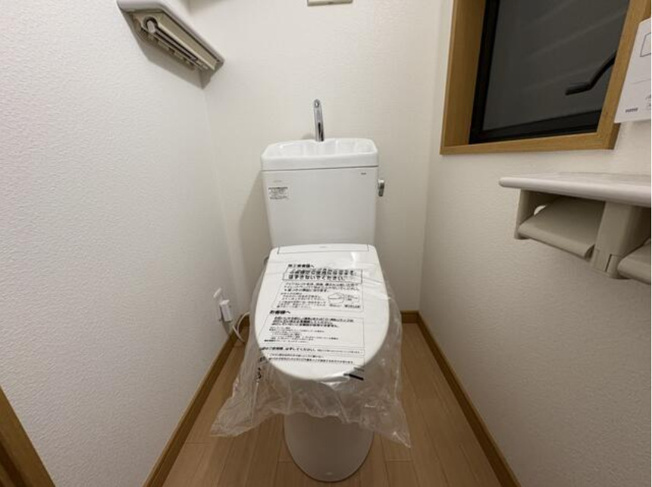 【トイレ】 | 大阪市東住吉区東田辺1丁目　中古戸建 | 寒い冬でも温かい便座と温水で快適にご使用いただける温水洗浄便座付トイレ。各階に設置し、朝の忙しい時間帯も混雑回避！
