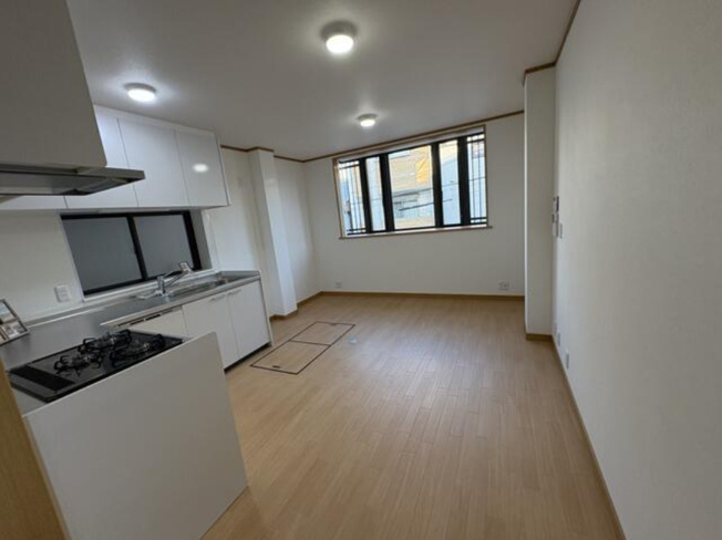 【居間・リビング】 | 大阪市東住吉区東田辺1丁目　中古戸建 | 東と北の二面採光を確保したLDK。風通し良く、ご家族みんなでのんびりとお寛ぎいただけます！内覧・お問い合わせはお気軽にどうぞ。