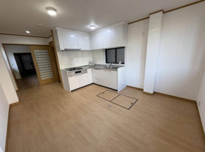 【居間・リビング】 | 大阪市東住吉区東田辺1丁目　中古戸建 | キッチンは壁付タイプを採用し、LD空間を有効的にご活用可能！お好きなインテリアを揃え、お好みのレイアウトでお楽しみください。