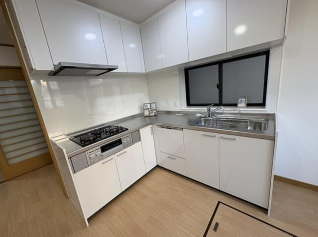 【キッチン】 | 大阪市東住吉区東田辺1丁目　中古戸建 | L字型のキッチンは短い作業動線により料理がしやすく、作業スペースと収納スペースの確保が可能！三口コンロや食洗機付きで設備も充実！