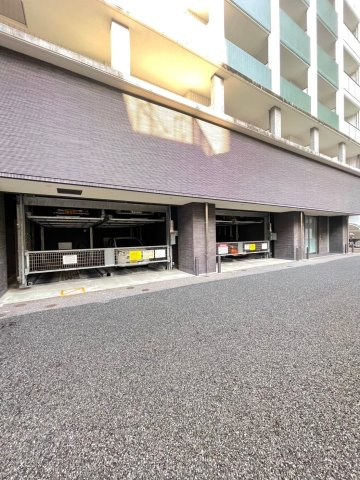 エンクレスト天神FOCUSの駐車場
