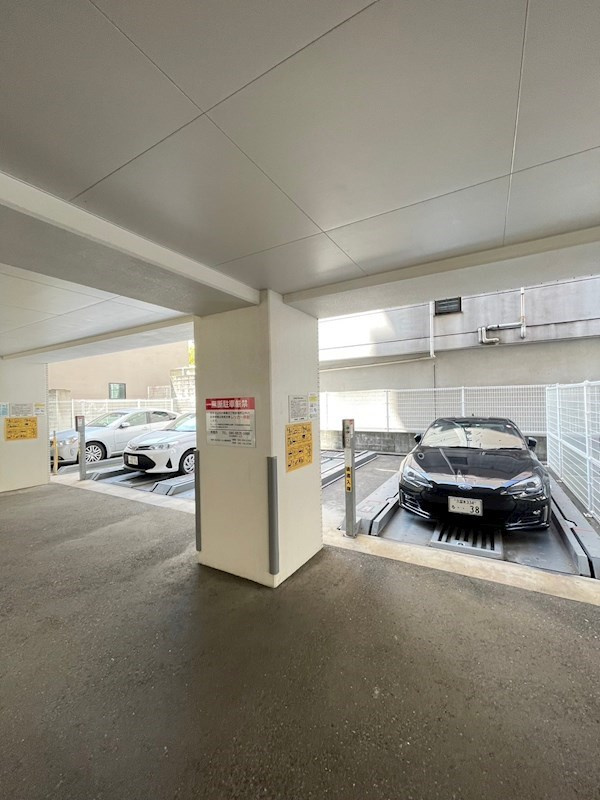 エンクレスト祇園の駐車場