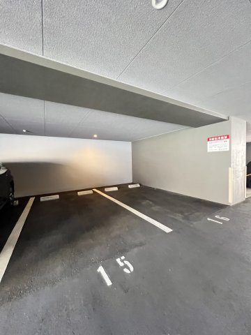 エンクレスト呉服町の駐車場