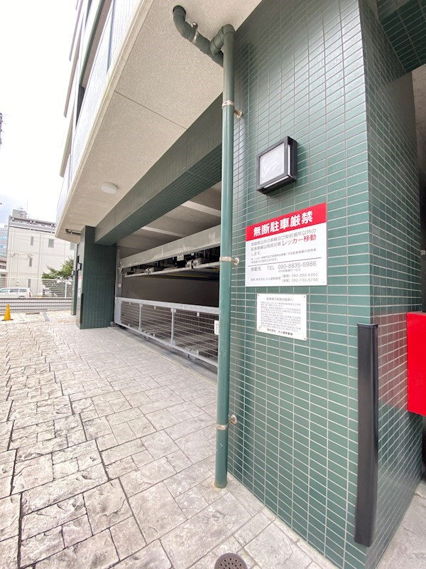 エンクレスト天神CLASSの駐車場