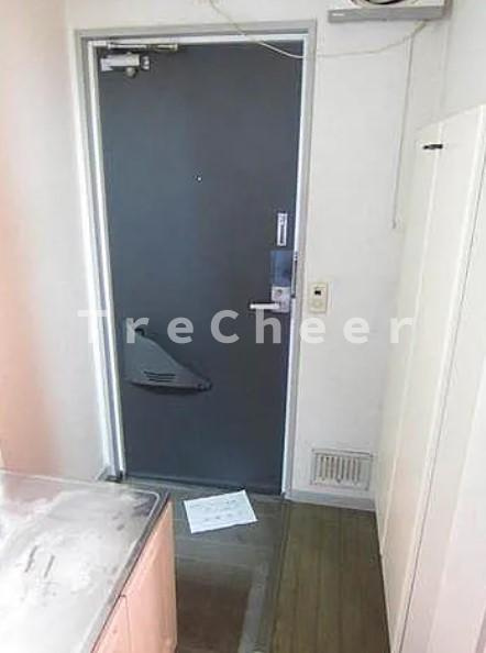 フローラ白山の玄関