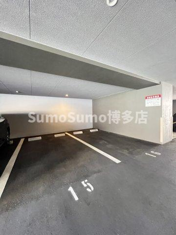 エンクレスト呉服町の駐車場