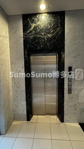 エンクレスト渡辺通Ⅱのエントランス