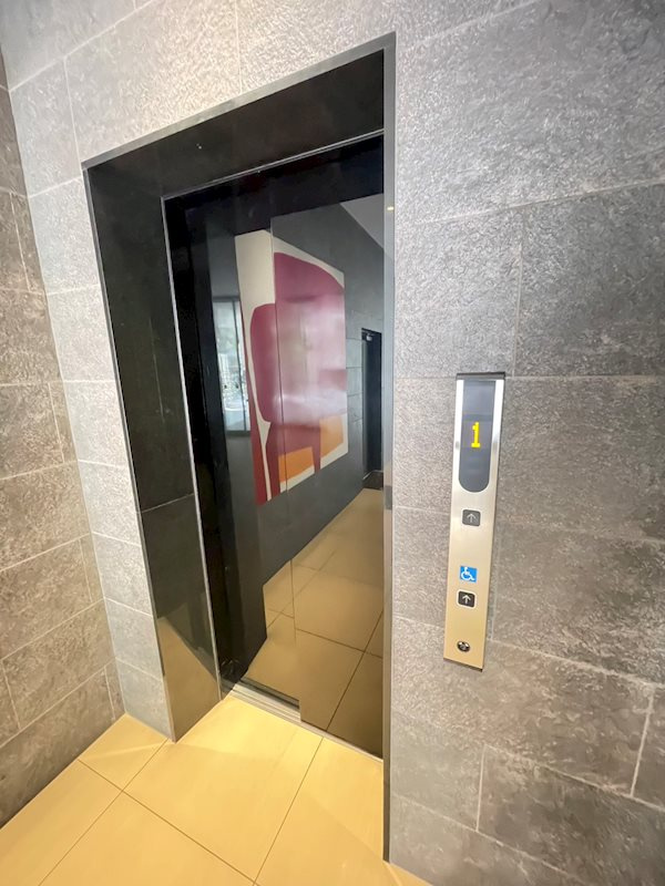 エンクレスト県庁前の外観