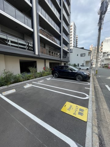 オープンレジデンシア渡辺通南の駐車場