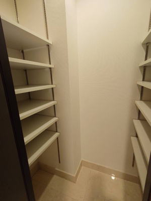 【玄関】 | ルネサンスシティ本牧 | こまごまとしたものを収納できそうですね