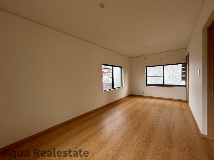 木田郡三木町大字井戸　リノベ住宅の洋室|1階洋室：フローリングや建具をリフォームし、統一感のある室内空間を実現しました