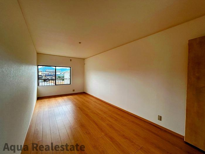 木田郡三木町大字井戸　リノベ住宅の洋室|2階南西側洋室：建具をリフォームし、統一感のある室内空間を実現しました