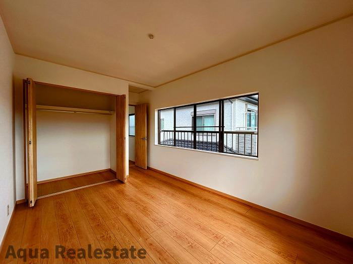 木田郡三木町大字井戸　リノベ住宅の洋室|2階南東側洋室：2面採光が確保されており、日当たりや通風も良好です