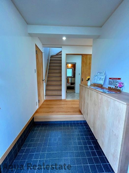 木田郡三木町大字井戸　リノベ住宅の玄関|収納もある玄関です