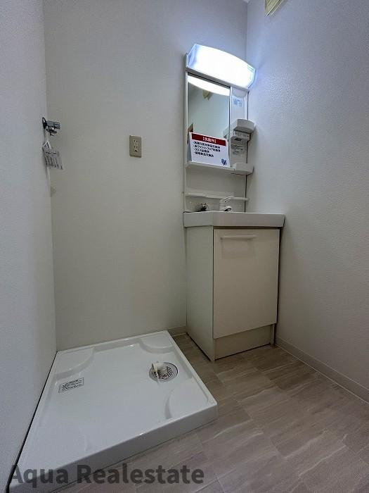 木田郡三木町大字井戸　リノベ住宅の独立洗面台|朝の支度にも助かる、独立の洗髪洗面化粧台　※新品交換済み