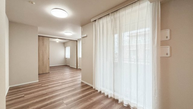 用賀パークハウスの居間・リビング|用賀パークハウス：リビングからバルコニーへ出ることが可能です！
