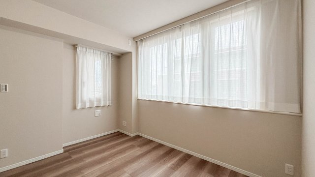 用賀パークハウスの洋室|用賀パークハウス：約７．３帖の洋室には窓が付いております！