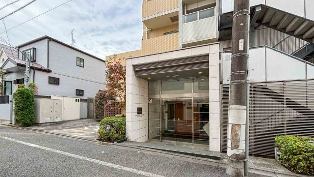 用賀パークハウスのエントランス|「用賀」駅徒歩３分！ペット飼育可能な平成１６年築の新耐震基準マンション、用賀パークハウスは即日現地案内可能となっておりますので、お気軽にお問い合わせください！