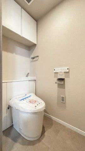 用賀パークハウスのトイレ|用賀パークハウス：ウォシュレット機能付きタンクレストイレです！