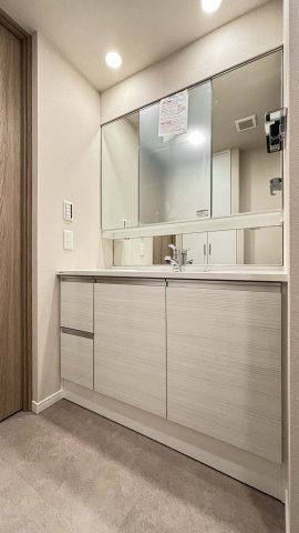 用賀パークハウスの独立洗面台|用賀パークハウス：三面鏡が付いた収納力もある洗面化粧台です！