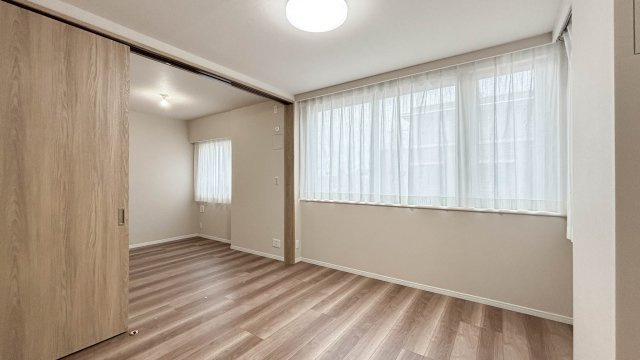 用賀パークハウスの居間・リビング|用賀パークハウス：リビングには窓も付いております！