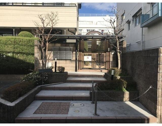 クラールパラシオン目黒東山のエントランス