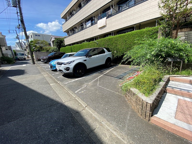 クラールパラシオン目黒東山の駐車場