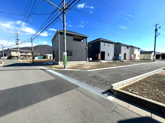 新築戸建　千曲市中第1の前面道路含む現地写真