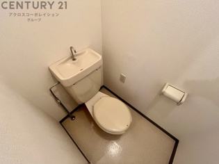 掃除のしやすいシンプルなトイレです！