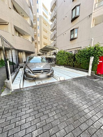 クオリア目黒大橋イーストの駐車場