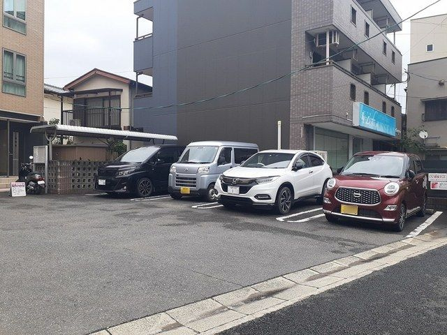 カーサアウローラの駐車場