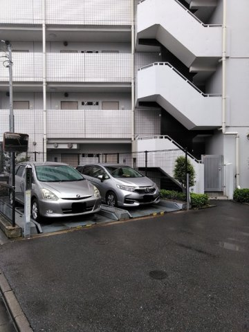 カスタリア用賀の駐車場