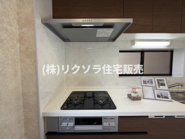 寿町　中古一戸建てのキッチン|ビルトイン三口コンロ
■物件内覧・資金計画相談・住宅ローン相談、リフォーム相談、お問合せ受付中■
※当日・翌日のご内覧、ご相談はお電話でのお問合せがスムーズです！