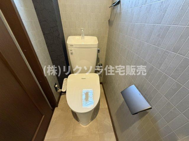 寿町　中古一戸建てのトイレ|温水洗浄便座付き
■物件内覧・資金計画相談・住宅ローン相談、リフォーム相談、お問合せ受付中■
※当日・翌日のご内覧、ご相談はお電話でのお問合せがスムーズです！