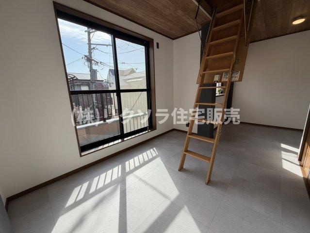 寿町　中古一戸建ての寝室|洋室8.2帖
■物件内覧・資金計画相談・住宅ローン相談、リフォーム相談、お問合せ受付中■
※当日・翌日のご内覧、ご相談はお電話でのお問合せがスムーズです！