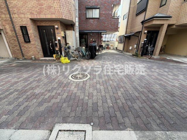 寿町　中古一戸建ての前面道路含む現地写真|前道　南　幅員　4.7ｍ
■物件内覧・資金計画相談・住宅ローン相談、リフォーム相談、お問合せ受付中■
※当日・翌日のご内覧、ご相談はお電話でのお問合せがスムーズです！