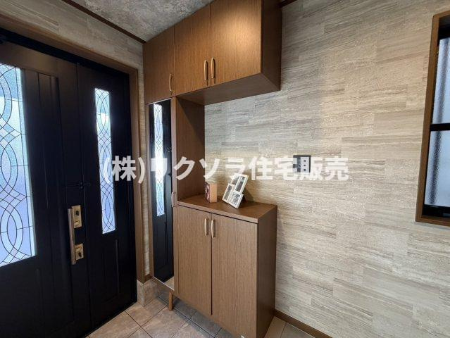 寿町　中古一戸建ての収納|姿見付きシューズボックス
■物件内覧・資金計画相談・住宅ローン相談、リフォーム相談、お問合せ受付中■
※当日・翌日のご内覧、ご相談はお電話でのお問合せがスムーズです！